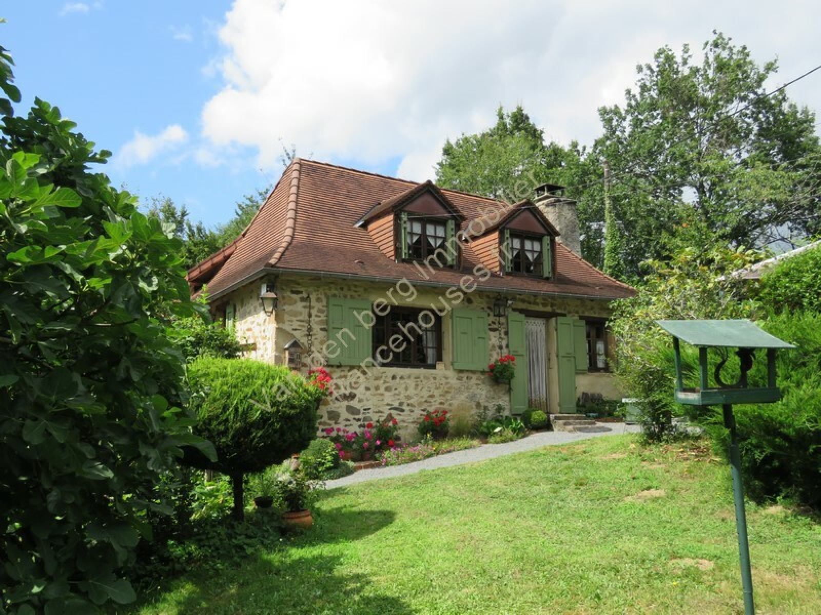 Maison à Vendre Au Milieu Des Bois Vente Charmante maison isolée avec plus de 1 hectare attenant et des  parcelles de bois.